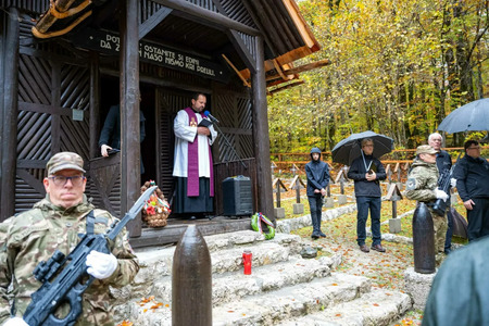 Verski del obreda je vodil župnik iz Srednje vasi dr. Gašper Kočan. / Foto: Nik Bertoncelj, za Gorenjski glas